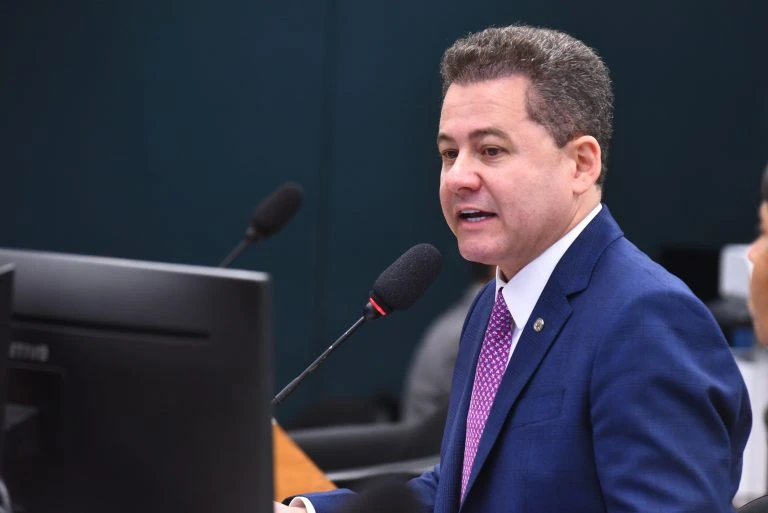 Deputado de partido aliado de Lula detona Rui Costa: ‘Dilma de calças’
