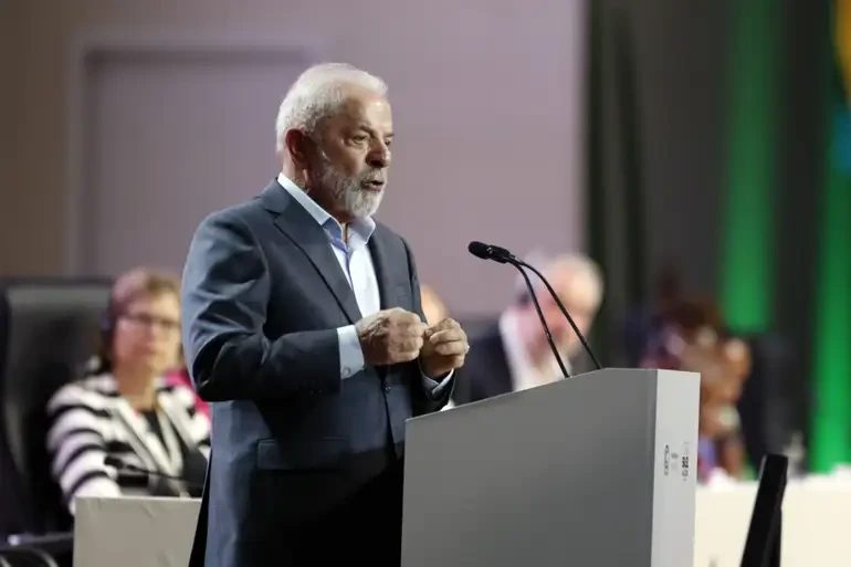 Precisamos de mapa para superar de forma justa e planejada a dependência dos fósseis, diz Lula