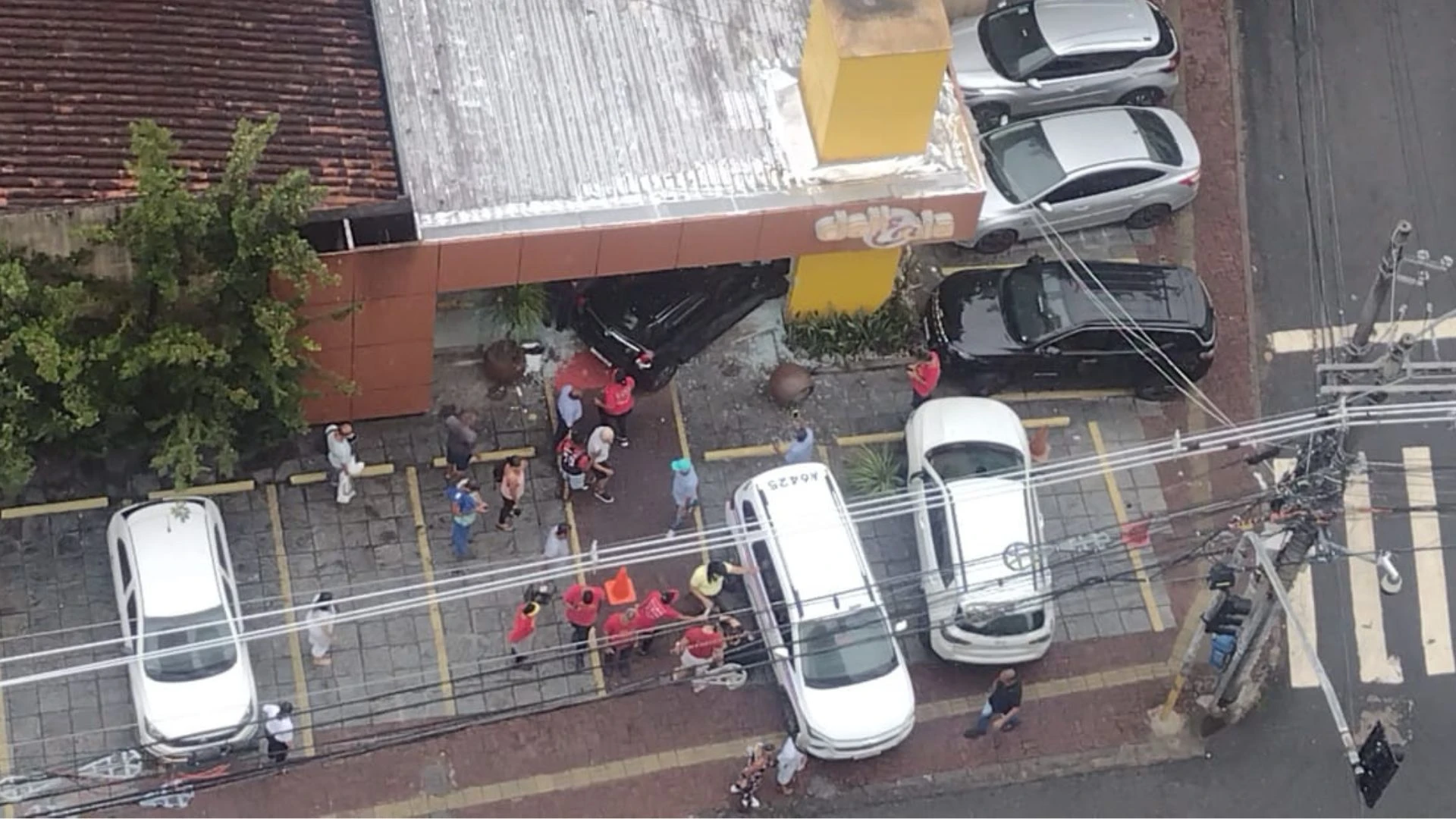 Carro invade padaria no bairro da Graça; veja