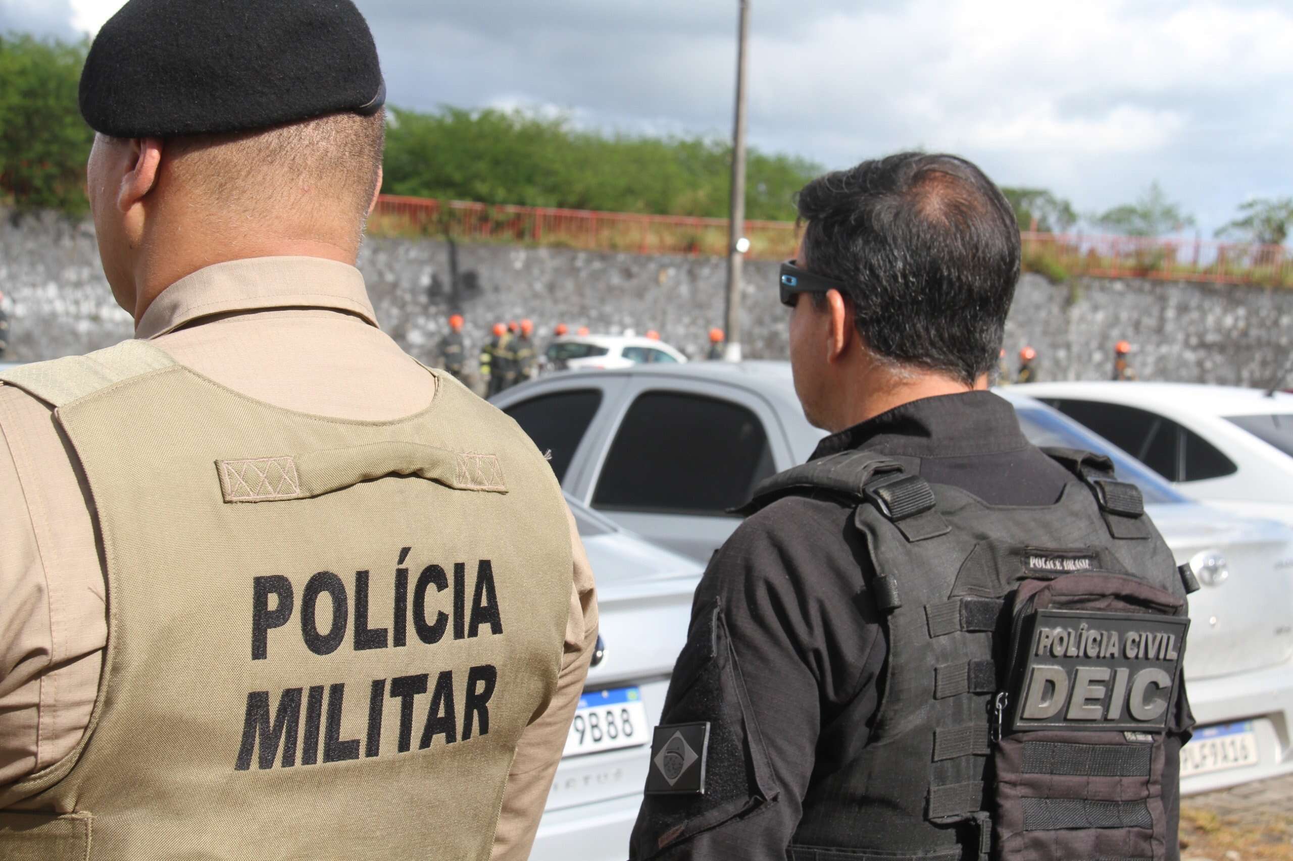 Cinco veículos roubados são apreendidos com falso policial preso em Salvador