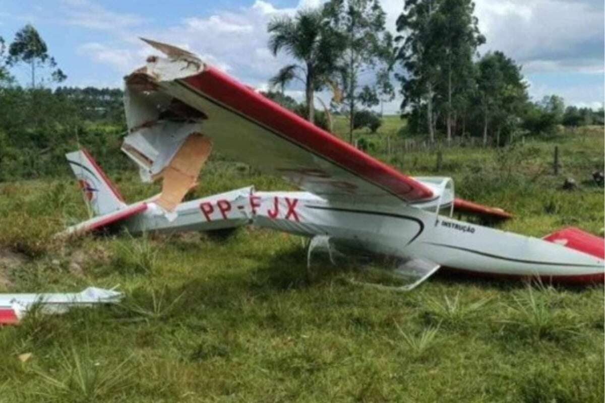 Avião pilotado por ex-prefeito bate em poste e cai no Rio Grande do Sul