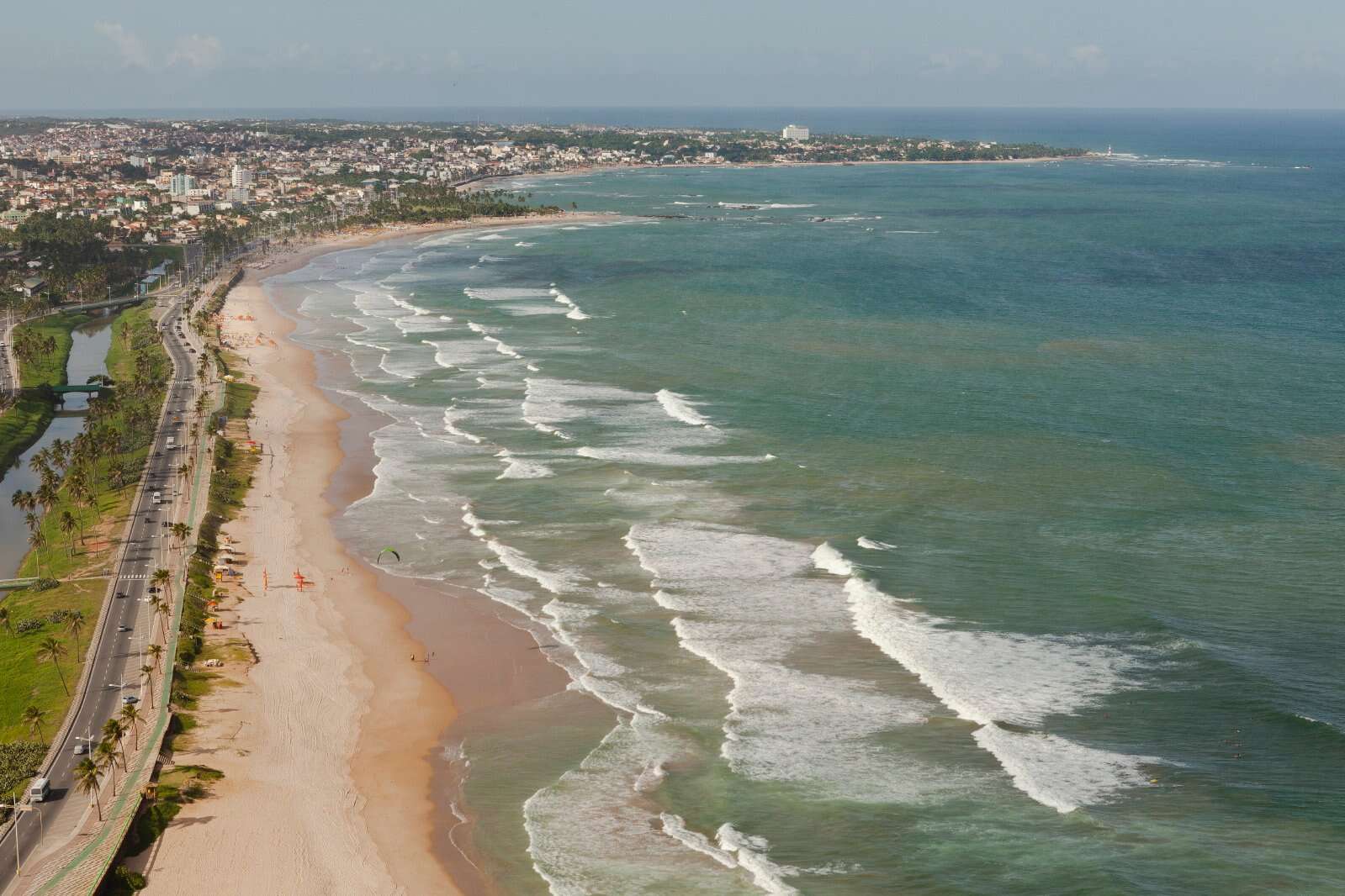 Casal se afoga em praia de Salvador; um deles não sobrevive