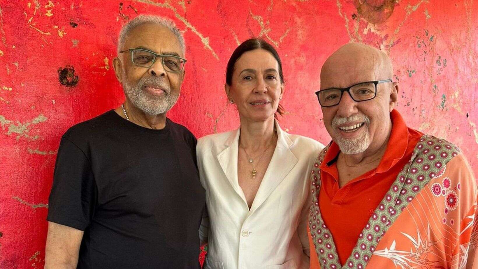 Gilberto Gil é recebido por escritor Paulo Coelho na Suíça antes de iniciar turnê internacional