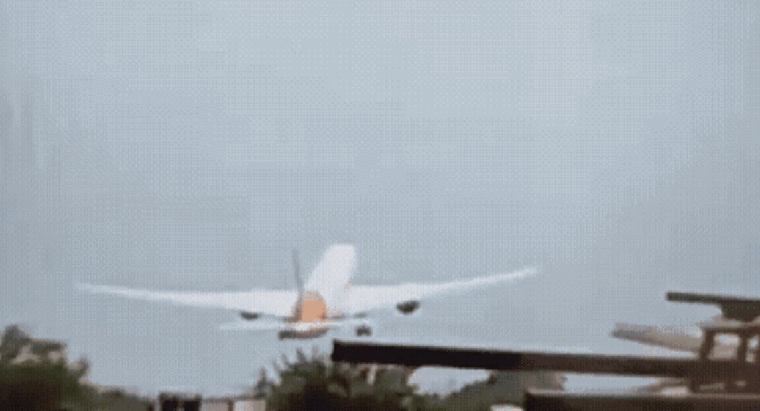 Vídeo registra últimos momentos antes da queda do avião que caiu logo após decolar na Índia