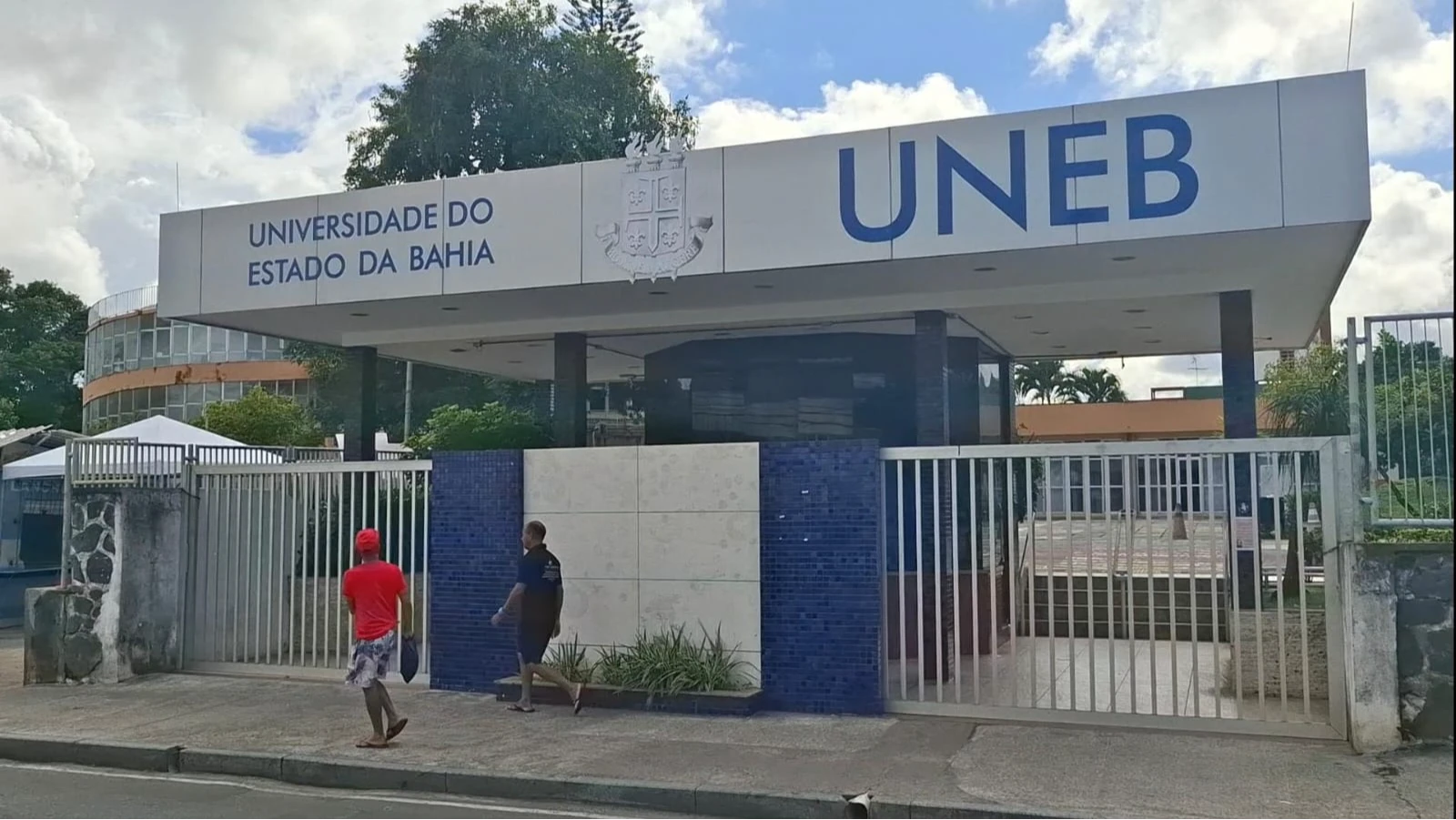 Por trás da suspensão: Uneb faz divisa com área do CV e sofre durante tiroteios