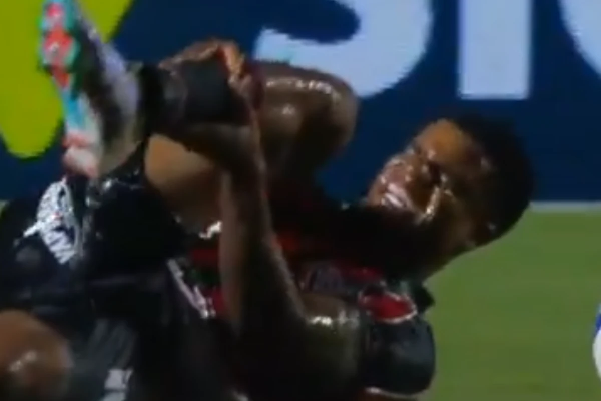 Jamerson sofre lesão grave durante jogo do Vitória e sai de ambulância