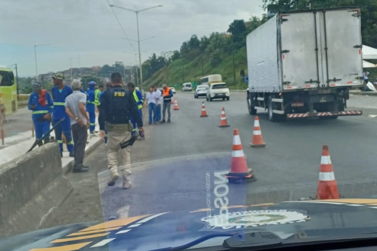 Trecho da BR-324 volta a ser interditado após novo problema com cratera na Bahia