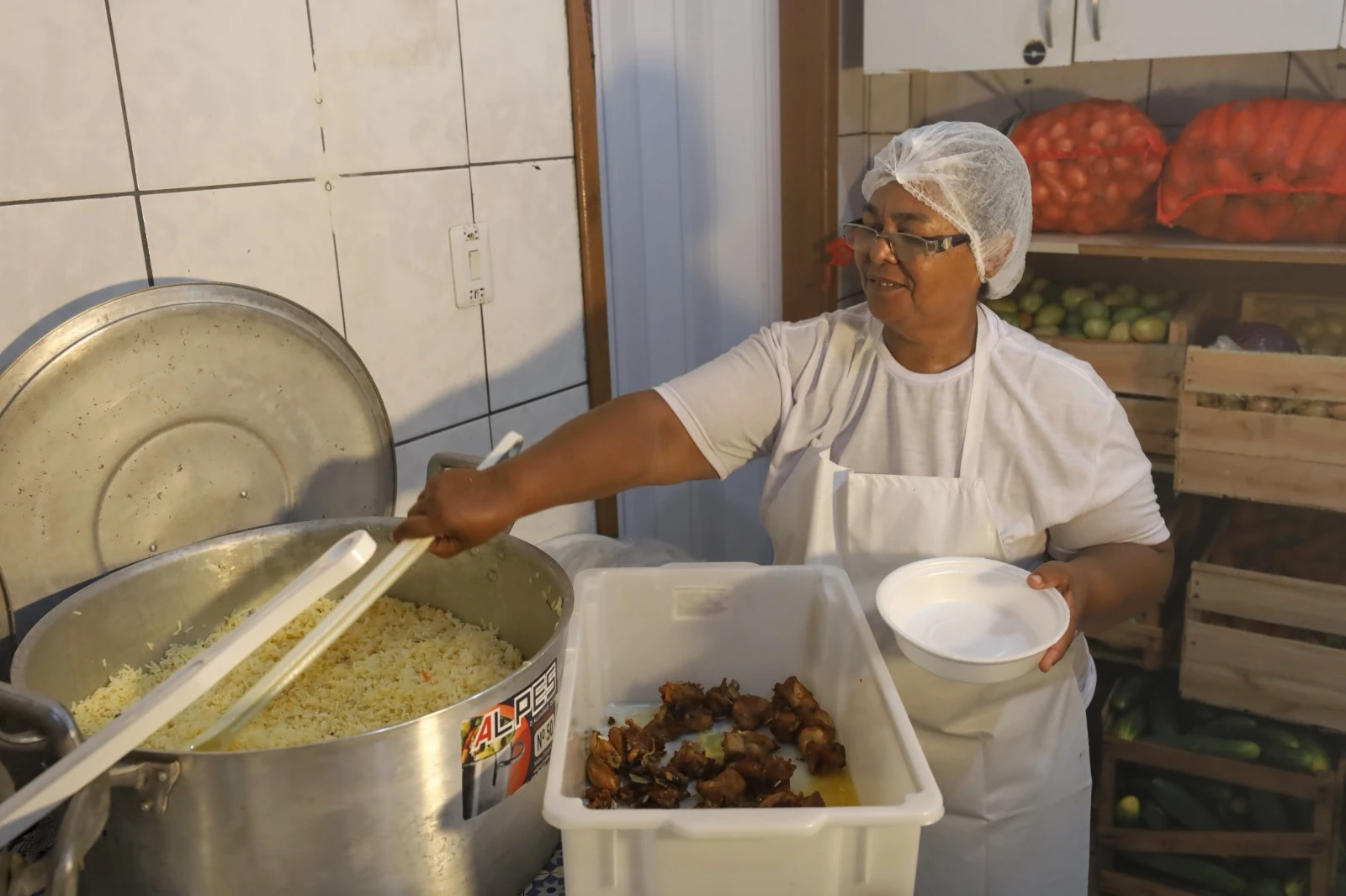 Cozinhas comunitárias entregam refeições para 20 mil baianos em insegurança alimentar