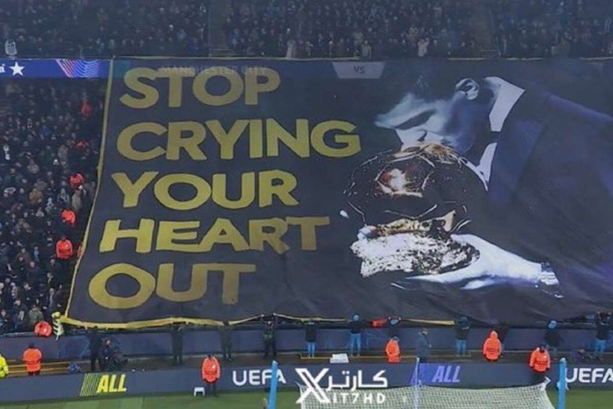 Torcida do Manchester City faz bandeirã provocando Vini Jr pela Bola de Ouro: 'Pare de chorar'