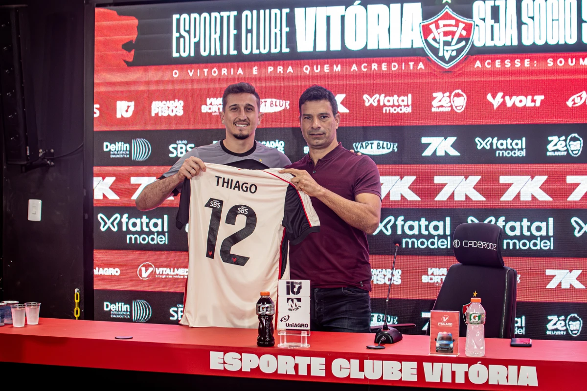 Jogo com os pés, relação com Carpini e Ceni como ídolo: Novo goleiro do Vitória é apresentado