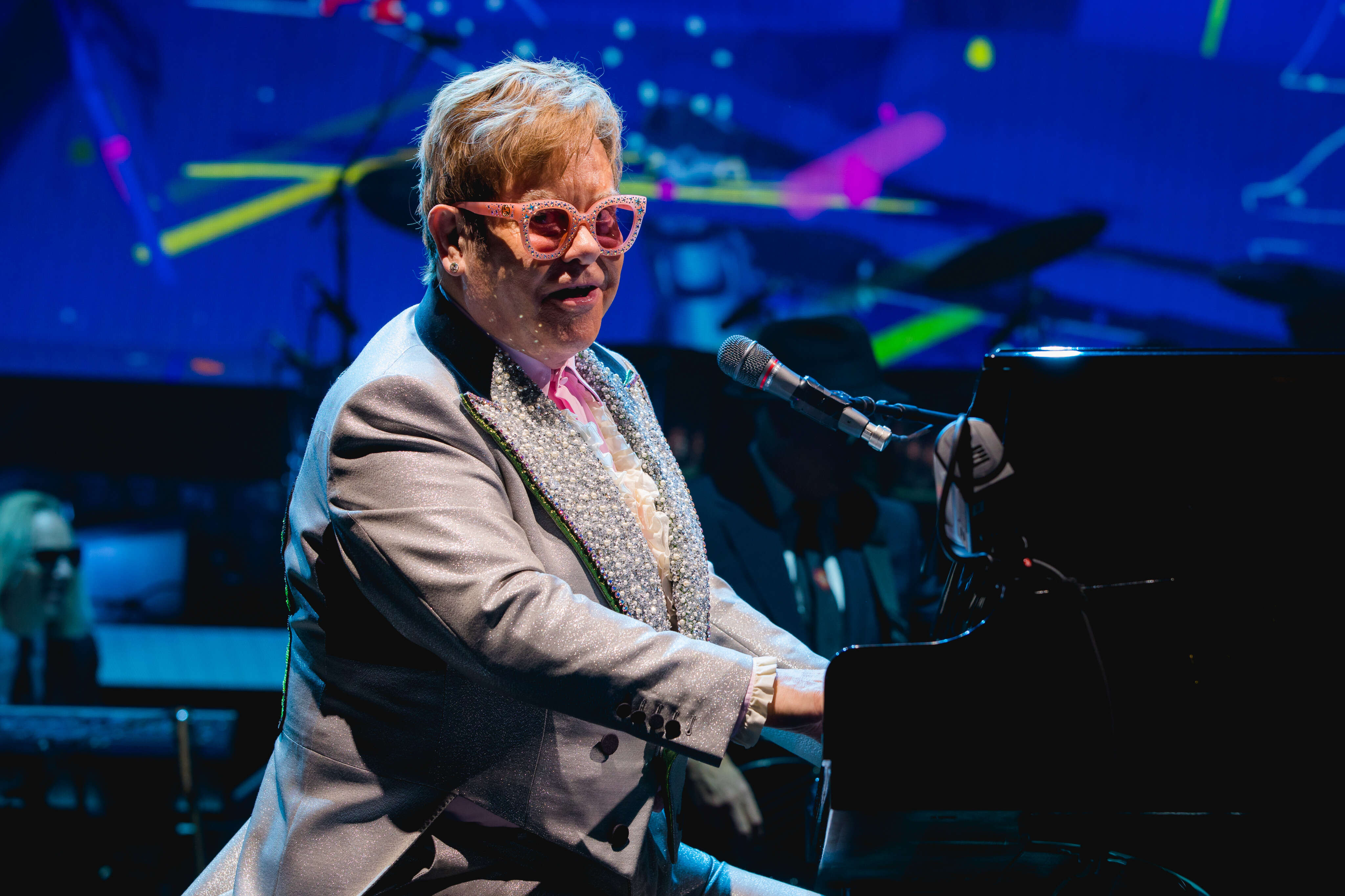 Em 'Never Too Late' tem um Elton John competente, mas sem novidades