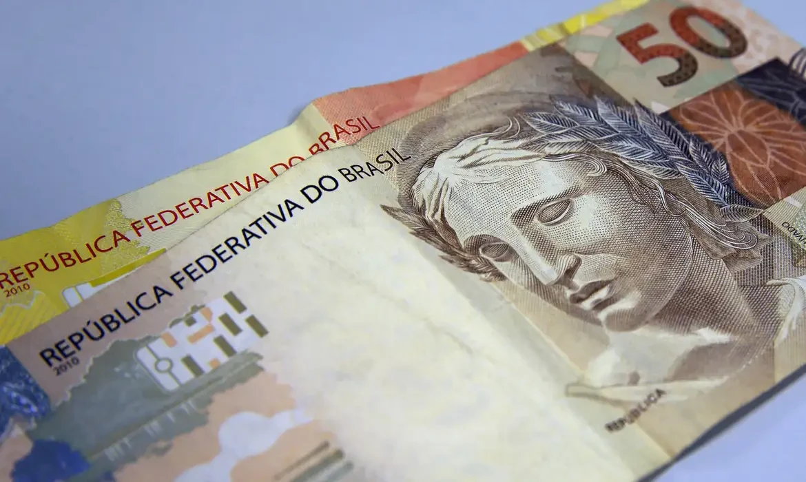 Abono salarial é pago a 3,8 milhões de trabalhadores a partir desta terça (15)