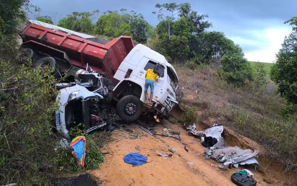 Quatro pessoas da mesma família morrem após batida entre um caminhão e dois carros na BA-099