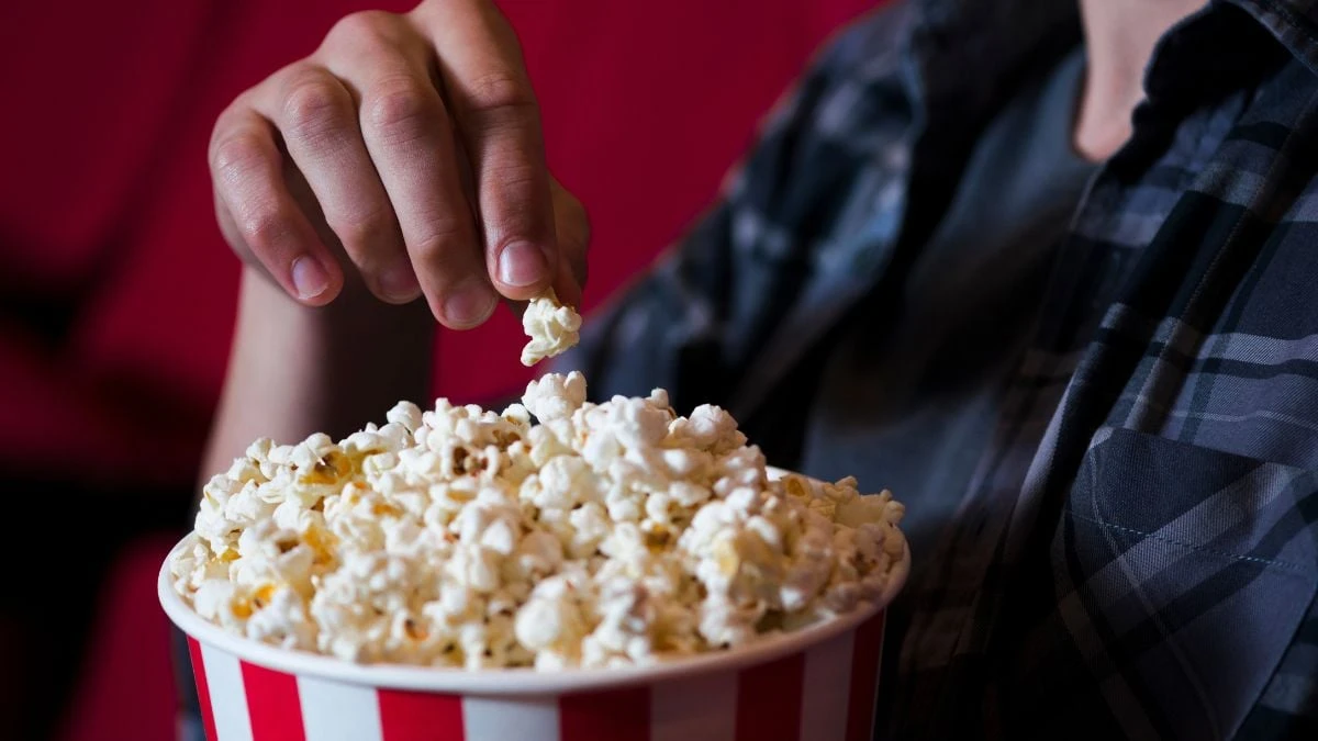 A pipoca de cinema pode colocar a saúde do seu intestino em risco, alerta médico