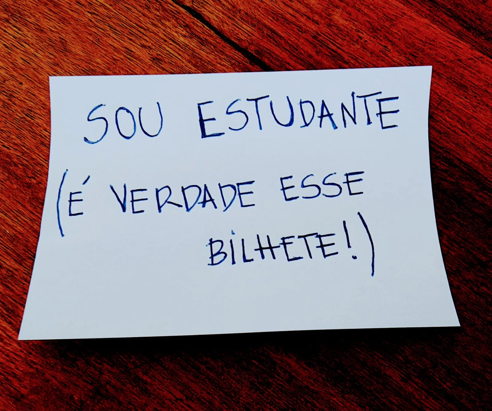 Por que ninguém liga para “carteirinhas de estudante” falsas como notas de R$ 3,00?