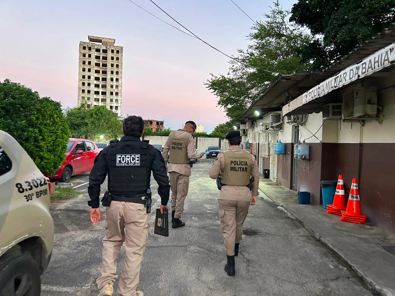 PM da ativa e ex-policial são alvos de operação contra sequestros e extorsão na Bahia