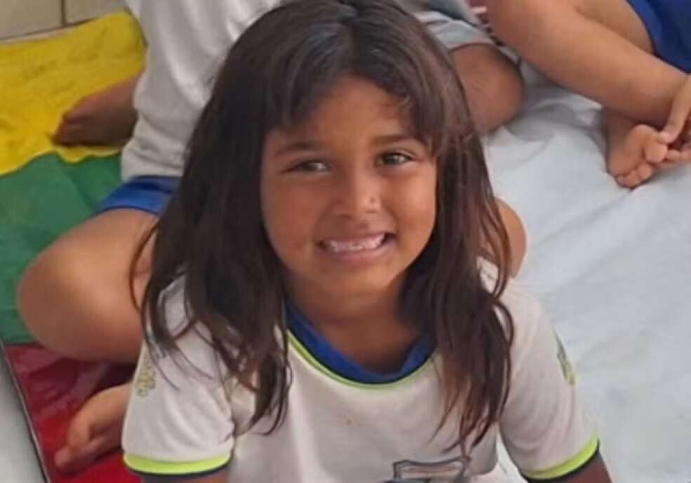 Menina de 5 anos morre eletrocutada no interior da Bahia; irmão de 7 anos encontrou corpo