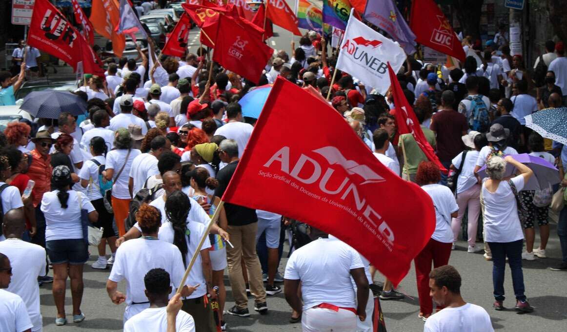 Em greve, professores da Uneb fazem ato e assembleia geral nesta segunda (30)