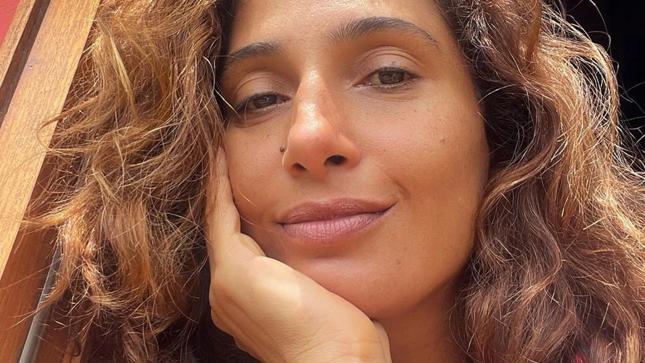 Filha de Camila Pitanga completa 17 anos e impressiona pela semelhança com a mãe
