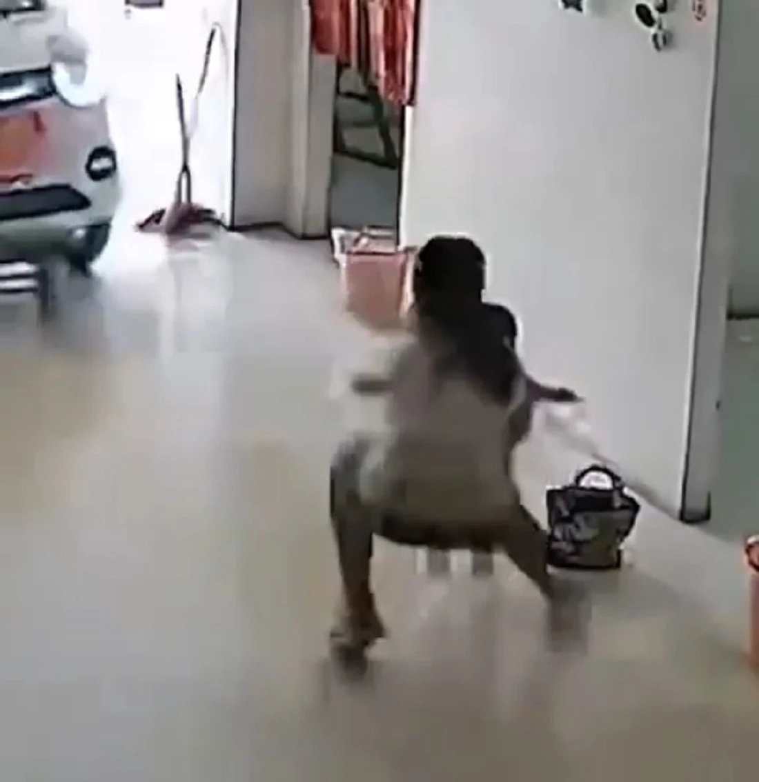 Menina salva irmã de ser atropelada por veículo desgovernado; veja vídeo