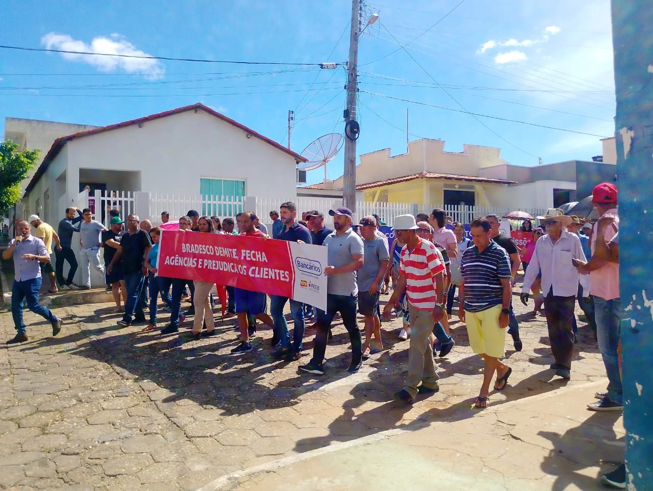 Moradores protestam após único banco de cidade baiana anunciar fechamento
