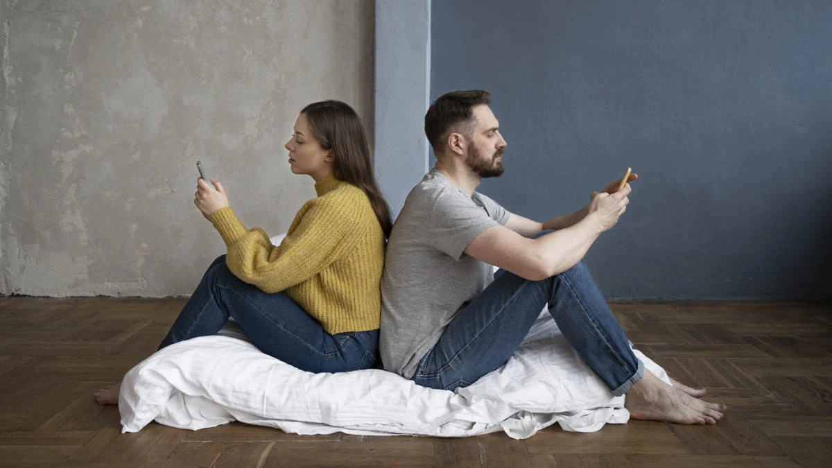 Seu relacionamento está na 'fase de colega de quarto'? Entenda o perigo escondido que precede o fim