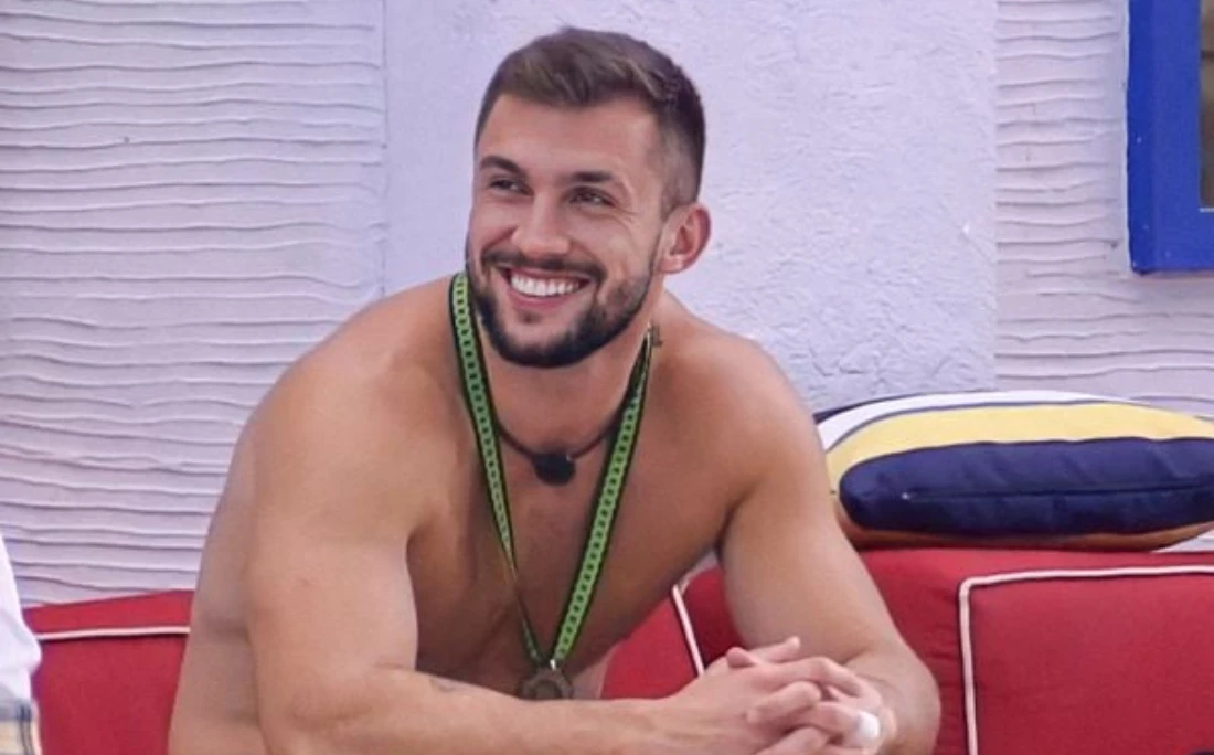 Após 'sumiço' das redes sociais, ex-BBB aparece irreconhecível: 'Inovei'