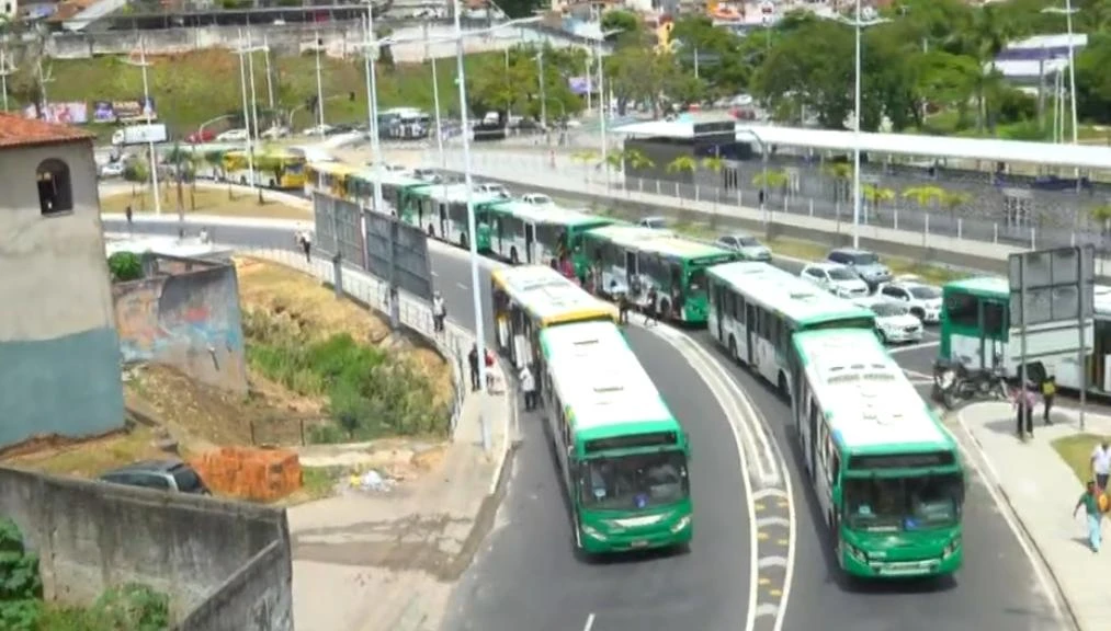 Assembleia dos rodoviários interrompe acesso à Estação da Lapa e causa congestionamento