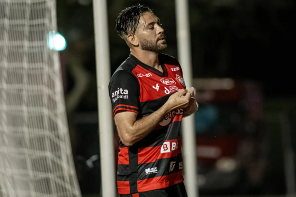 Após 'fracassar' no Vitória, meia argentino é campeão e líder de assistências