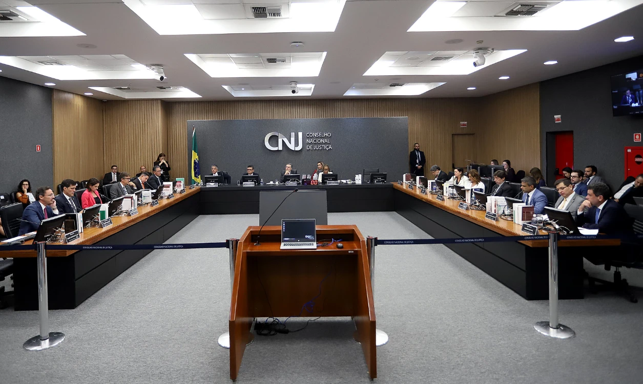 Juíza é condenada por favorecer advogados e deixar estagiários presidir julgamentos