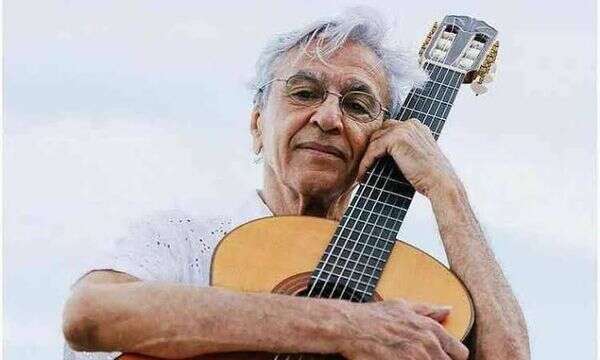 Caetano Veloso curte pôr do sol em sua casa no Rio Vermelho; veja vídeo