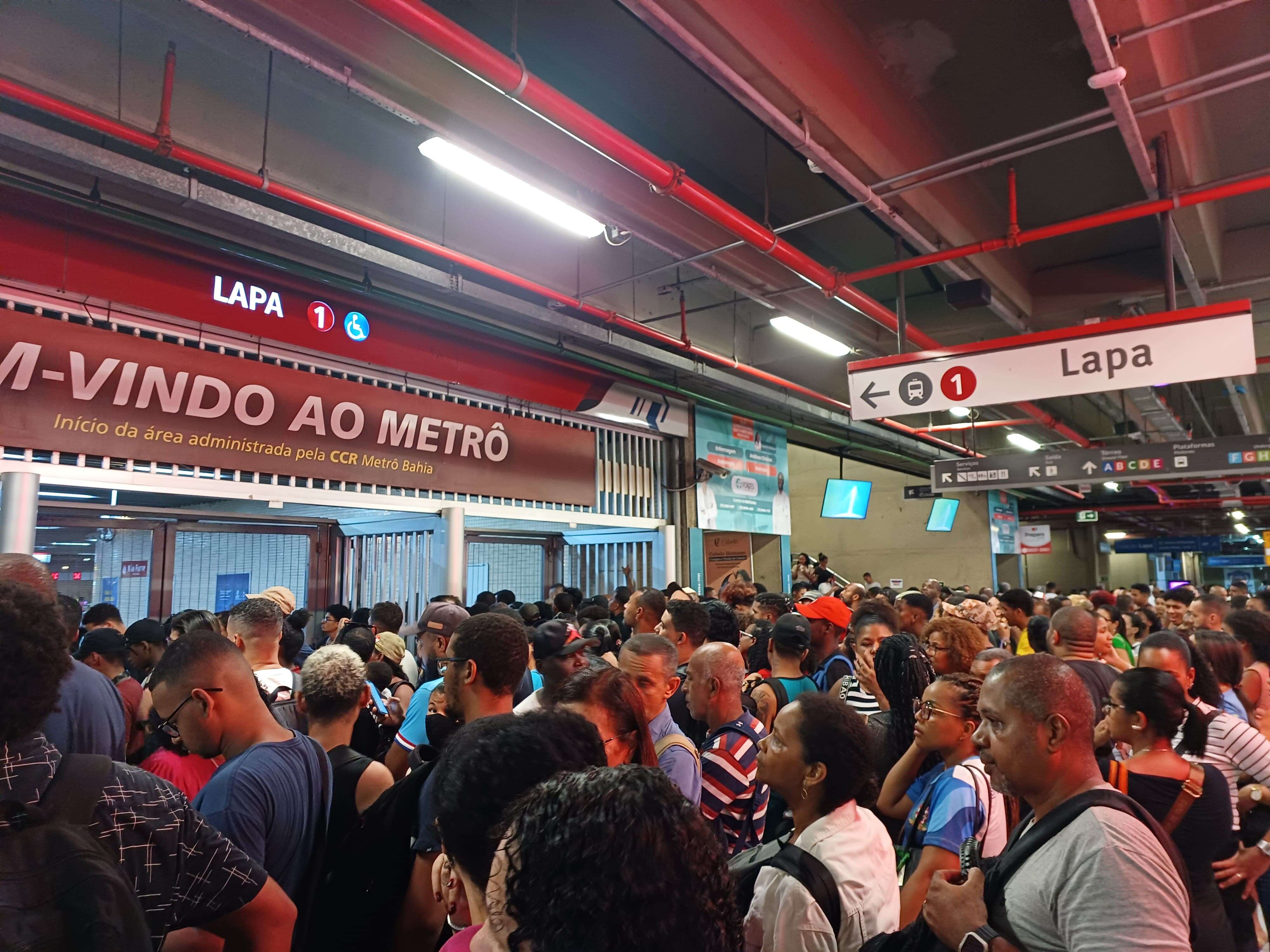 Estações lotam após metrô apresentar falha de energia em horário de pico