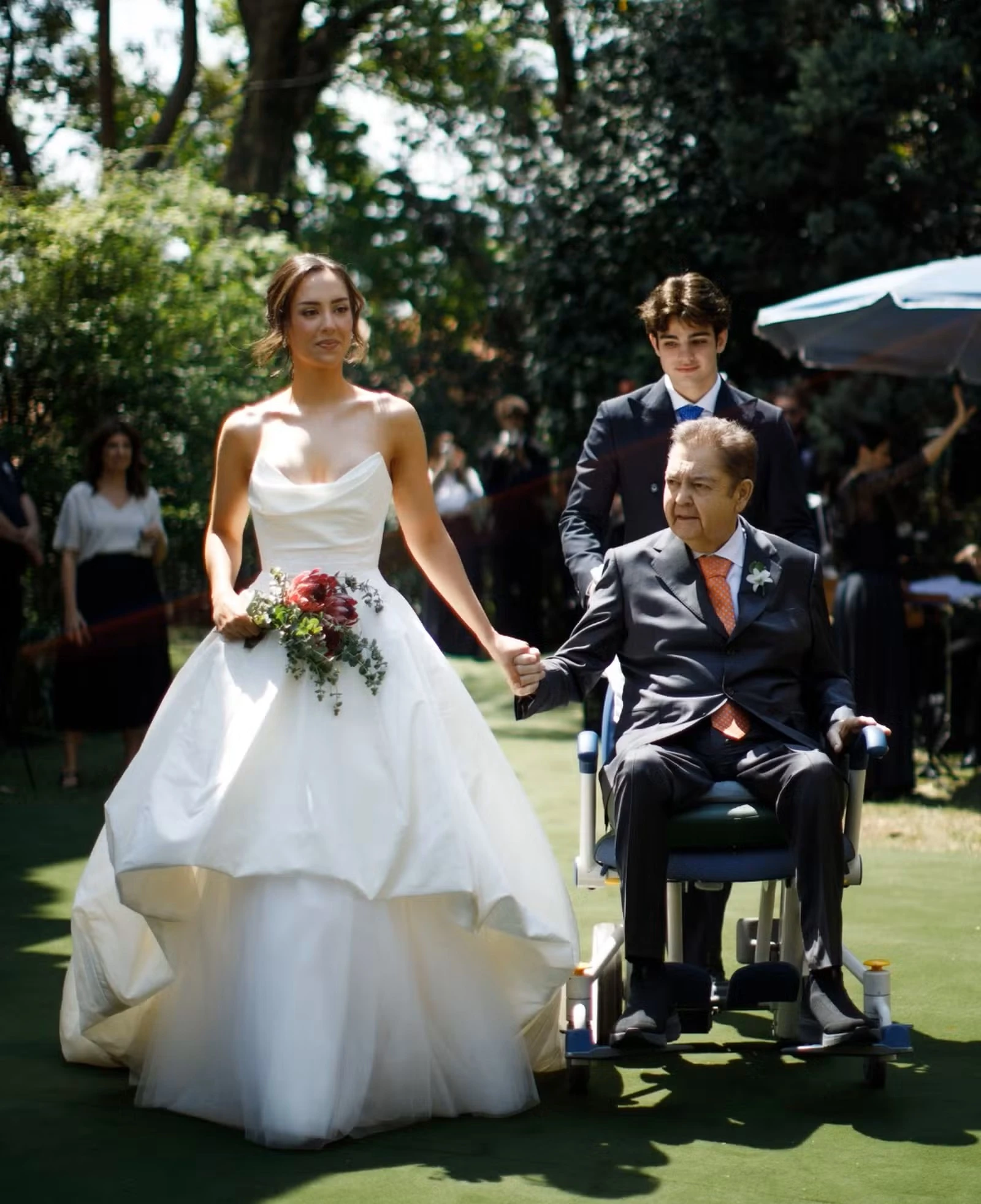 Por que Faustão está usando cadeira de rodas após internação?