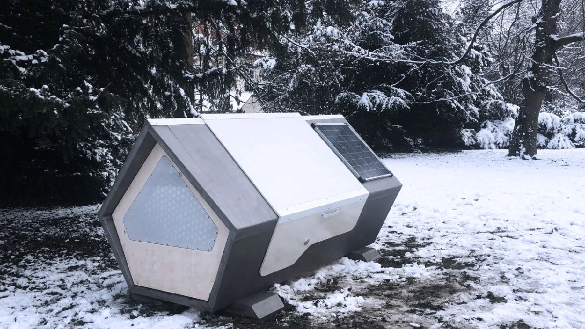 Conheça as cabines aquecidas criadas para abrigar moradores de rua em dias frios