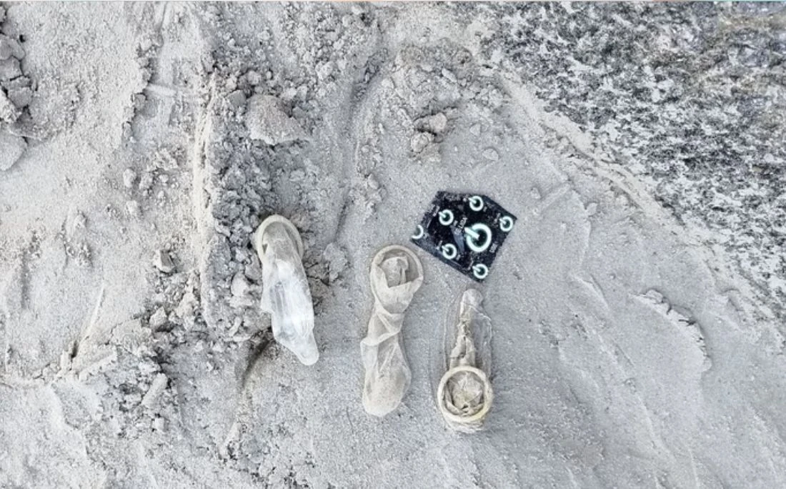 'Praia do bacanal' tem fila do sexo e areia lotada de camisinhas; moradores se revoltam