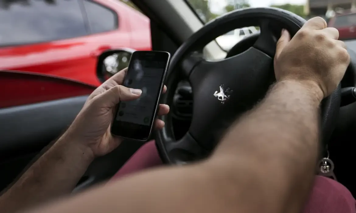 Uso do celular ao dirigir aumenta em até 400% o risco de acidentes de trânsito