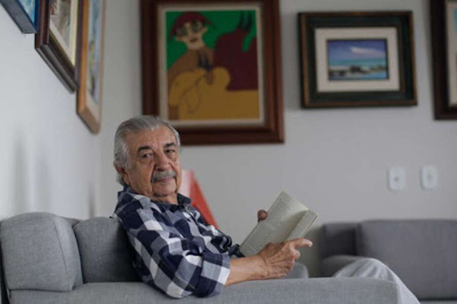 Florisvaldo Mattos lança livro de sonetos