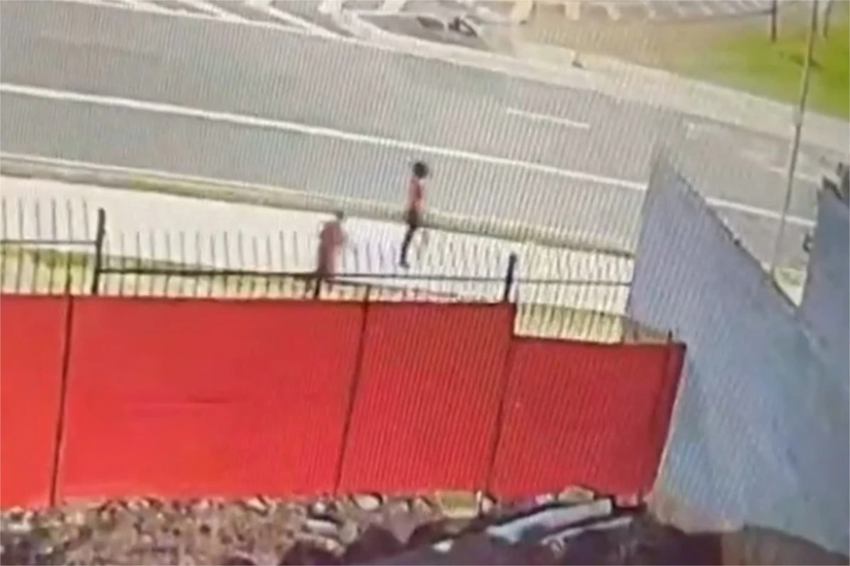 Vídeo mostra suspeito seguindo e abordando estudante que foi morta ao sair de metrô