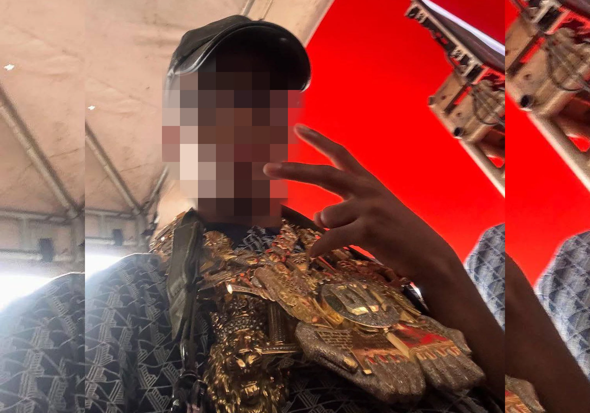 Boca de 09 usa corrente de líder do Comando Vermelho e posa para foto com sinal da facção