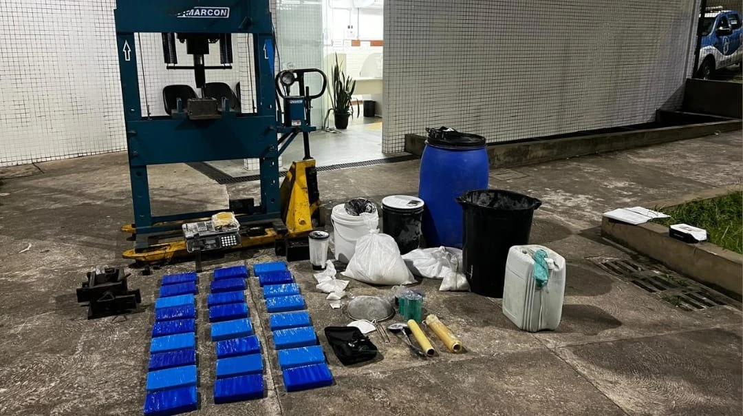 Policiais desmontam laboratório de drogas em Itapuã após perseguição