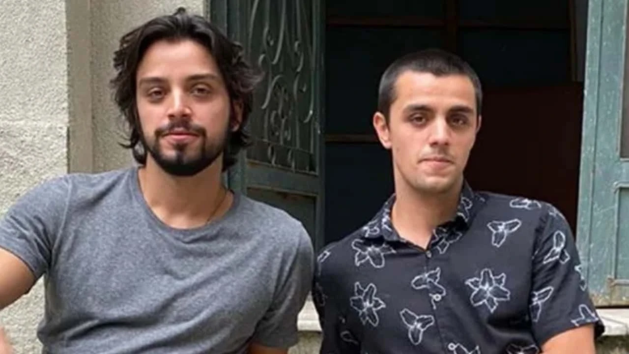 Rodrigo Simas fala sobre bissexualidade e convívio com irmão evangélico: 'Pensamos diferentes'
