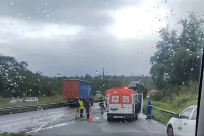 Batida entre caminhão ‘cegonha’ e carro deixa dois mortos em Conceição do Jacuípe