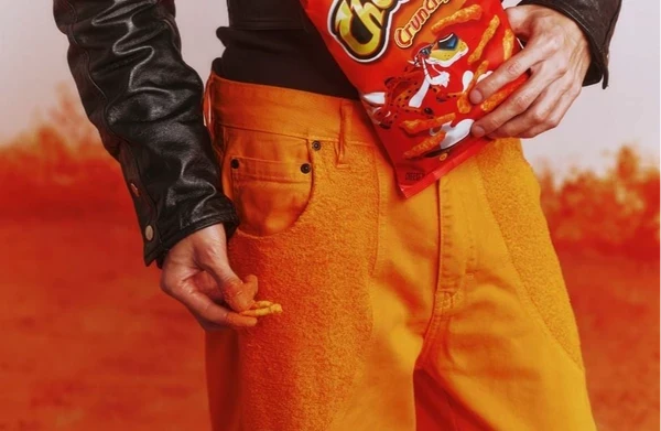 Chega de guardanapo; Cheetos lança calça para limpar os dedos de salgadinho e esgota estoque