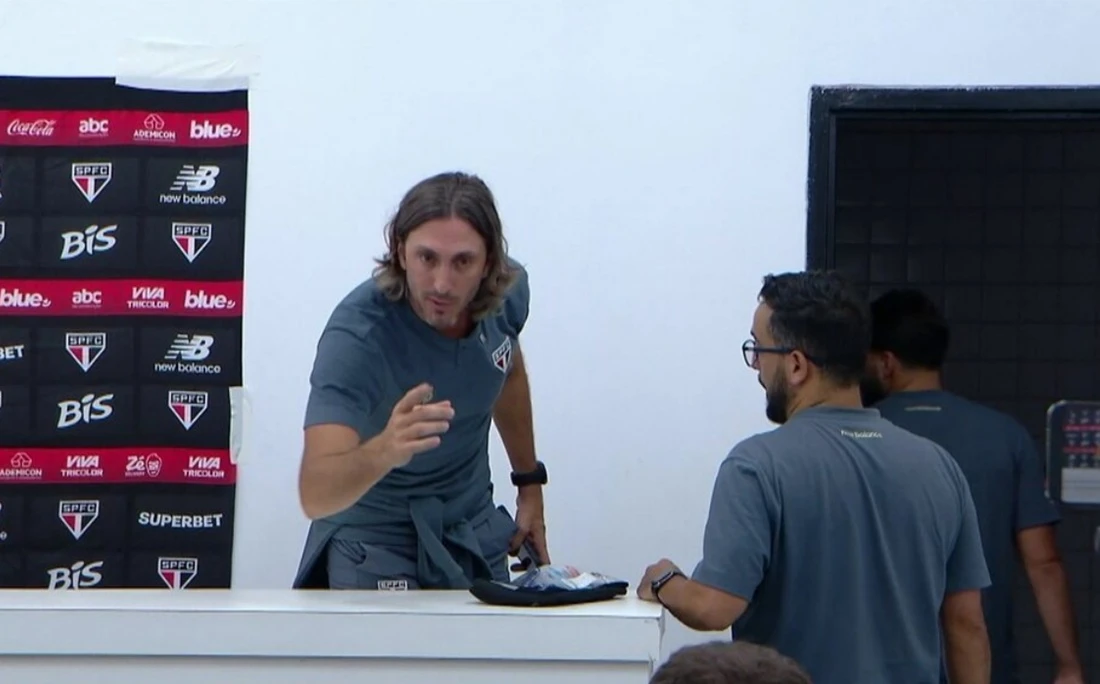 Técnico do São Paulo, Zubeldía perde a linha com jornalista: 'Oportunista'