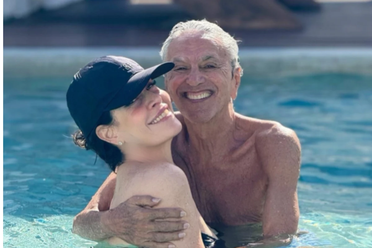 Caetano Veloso esquenta web com fotos na piscina com esposa: 'Era só um beijando no meu pé'