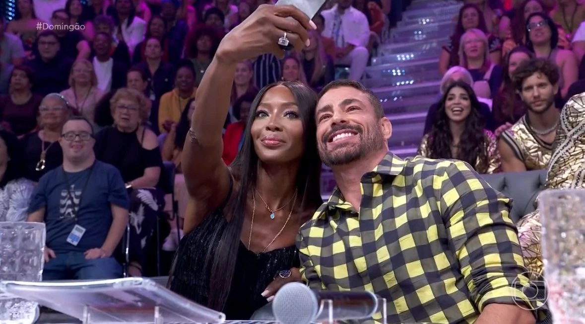 Naomi Campbell surpreende no 'Domingão' e revela passado com Cauã Reymond em Nova York