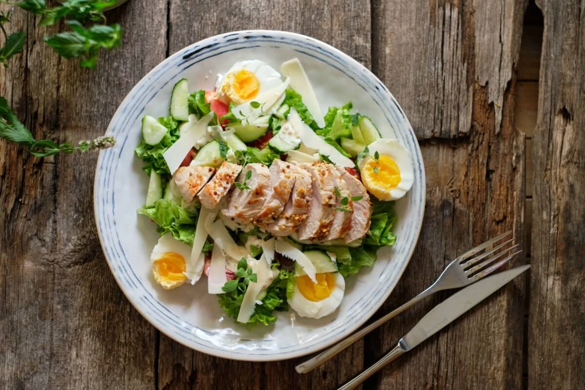 Aprenda a fazer 5 pratos leves ricos em proteínas para o almoço
