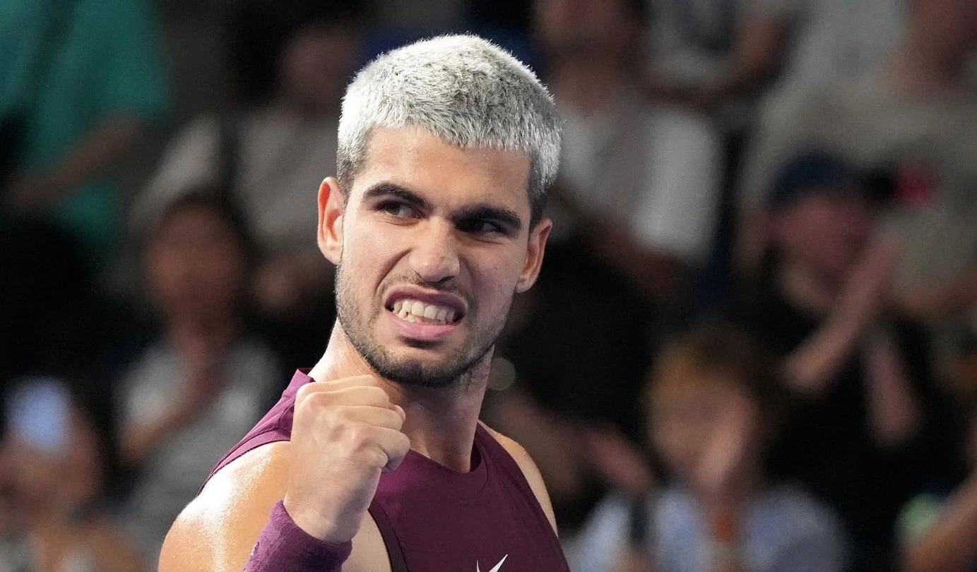 Alcaraz supera lesão no tornozelo e avança às quartas no Japão; Sinner leva susto na China