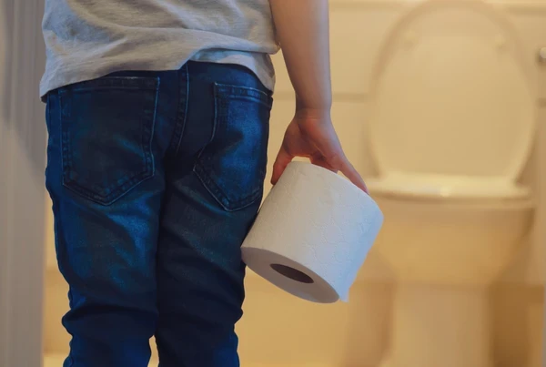 Passar mais de 10 minutos sentado no vaso sanitário pode matar, afirmam médicos