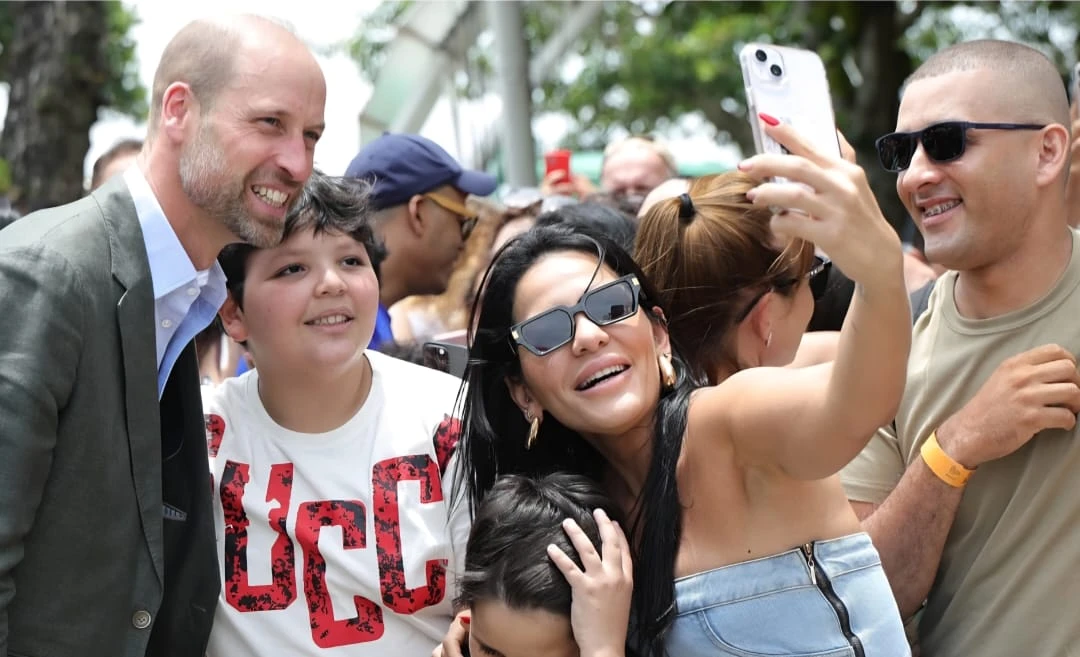 Simpático como a mãe: príncipe visita cartão postal, vira alvo de fotos e aperta as mãos dos turistas